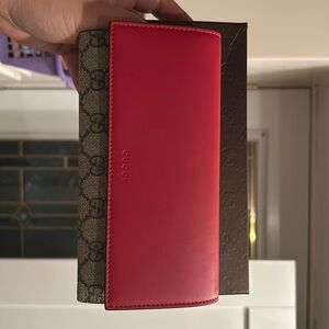 Brand new- Gucci leather wallet. Beautiful limited edition wallet.100% authentic